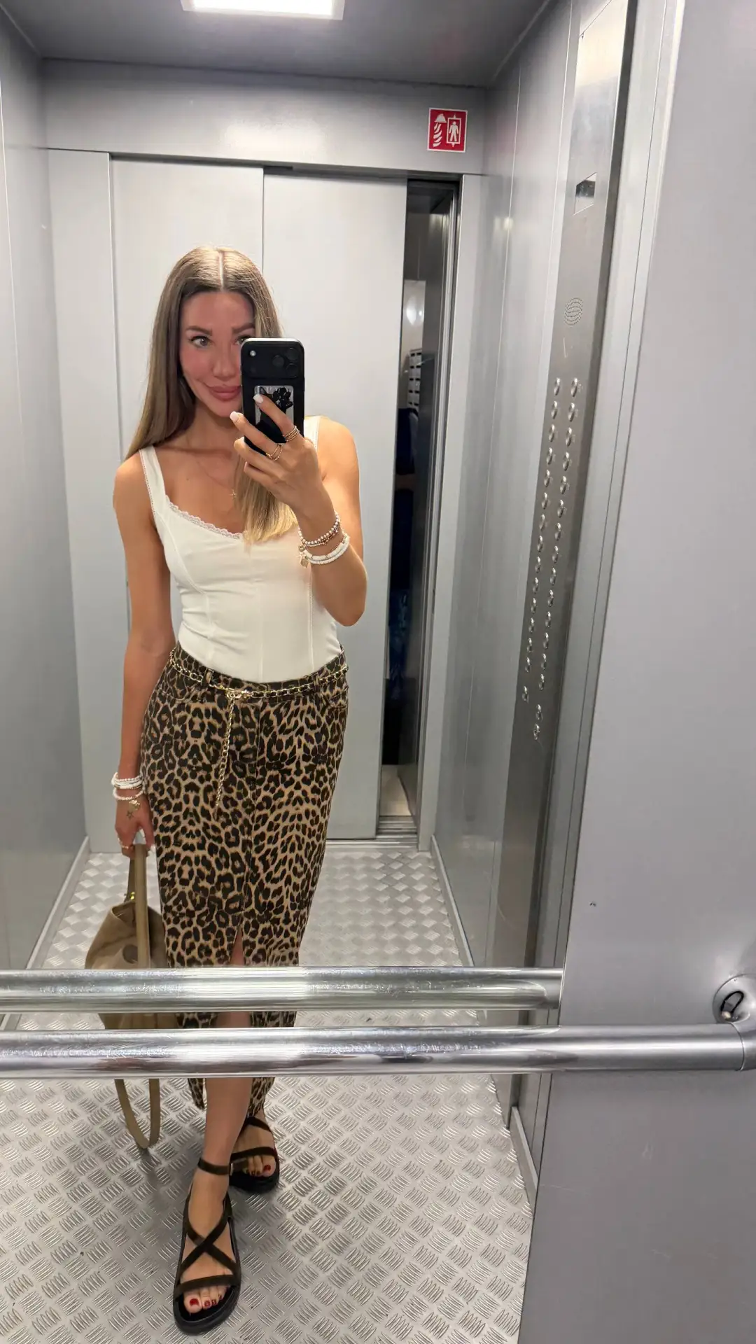 Лук оф зе дей 🐆

Вчера вам обещала показать #чекупиль
Короче такую майку взяла
Она выглядит как топ