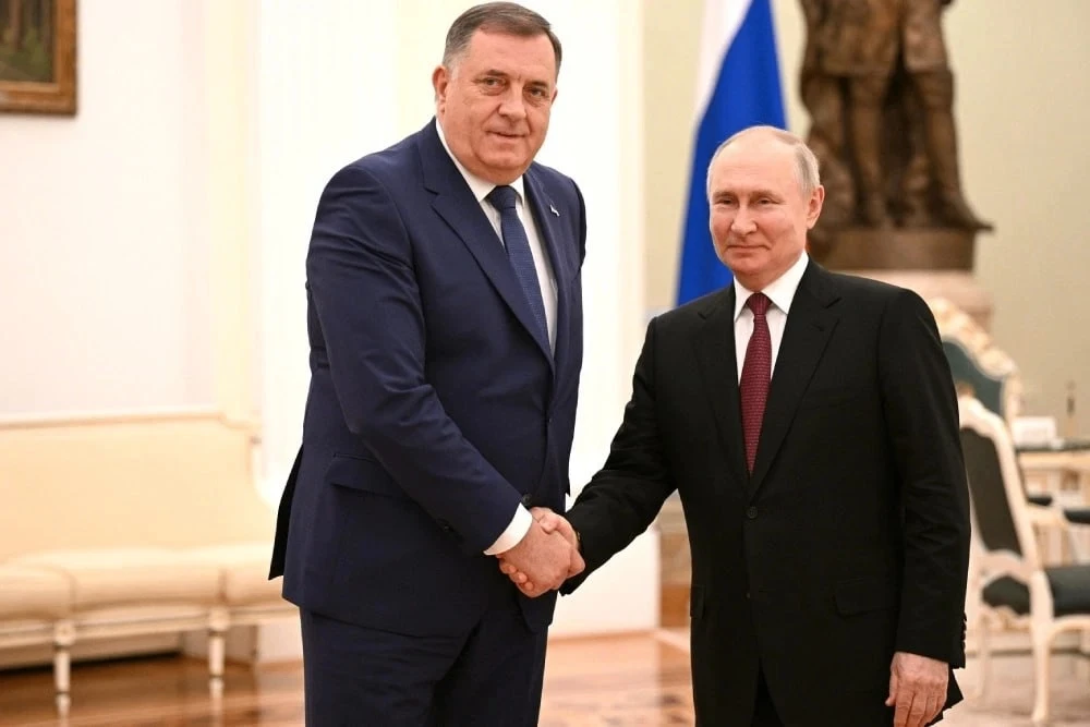 Додик назвал мудрым решение Путина не наносить масштабные удары по Украине 

Глава правящей партии Р