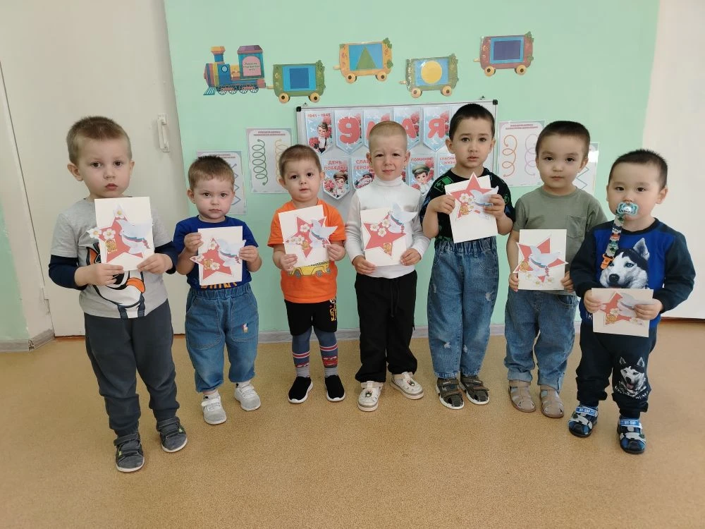 Аппликация "Звезда Победы" в разновозрастной младшей группе "Капитошка".