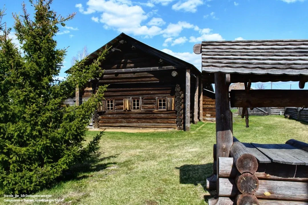 Изба бабы Кати 🏡  В окрестностях села Коптелово сохранилась настоящая изба XVII века. В отличие от м