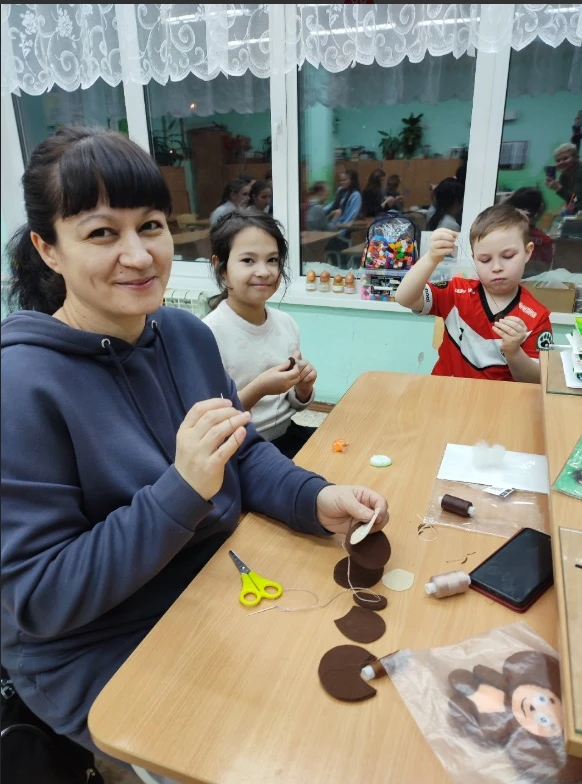 Надевано ученики, родители и педагоги нашего лицея сшили талисманы для участников СВО!   Чебурашки, 