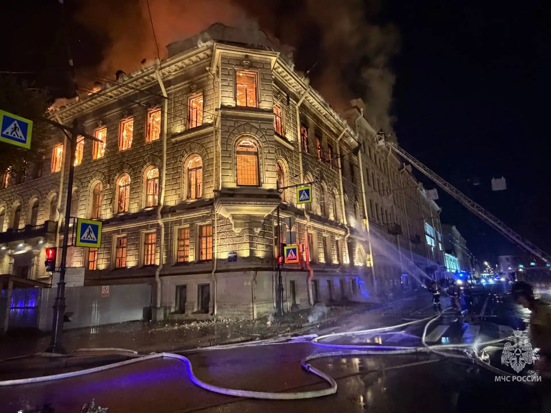 🚒Площадь пожара в историческом здании у Исаакиевского собора выросла до 2 тыс. квадрат...