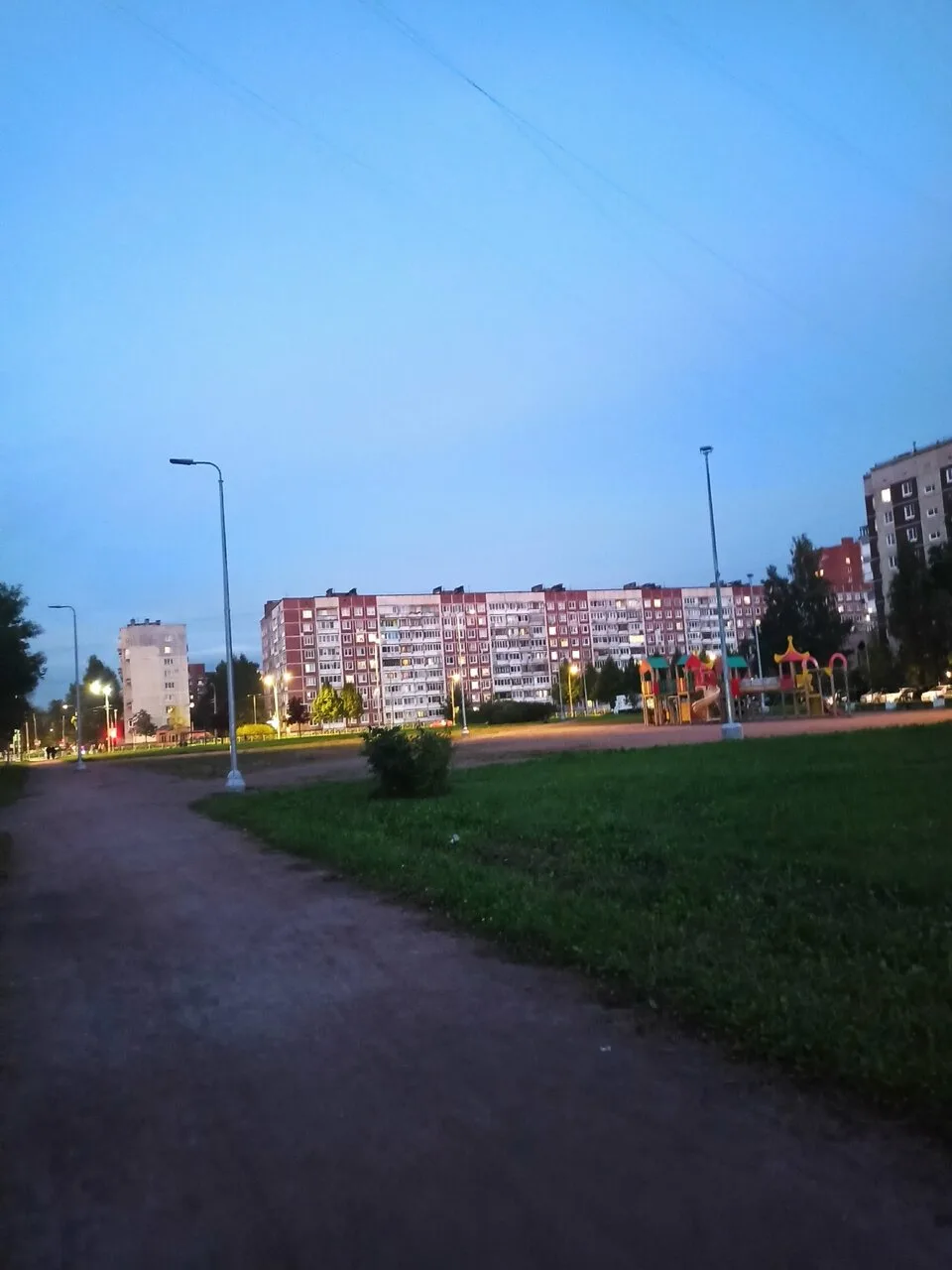 Не знаю куда нужно обратиться, но такая проблема, новое освещение по Веры Слуцкой между...