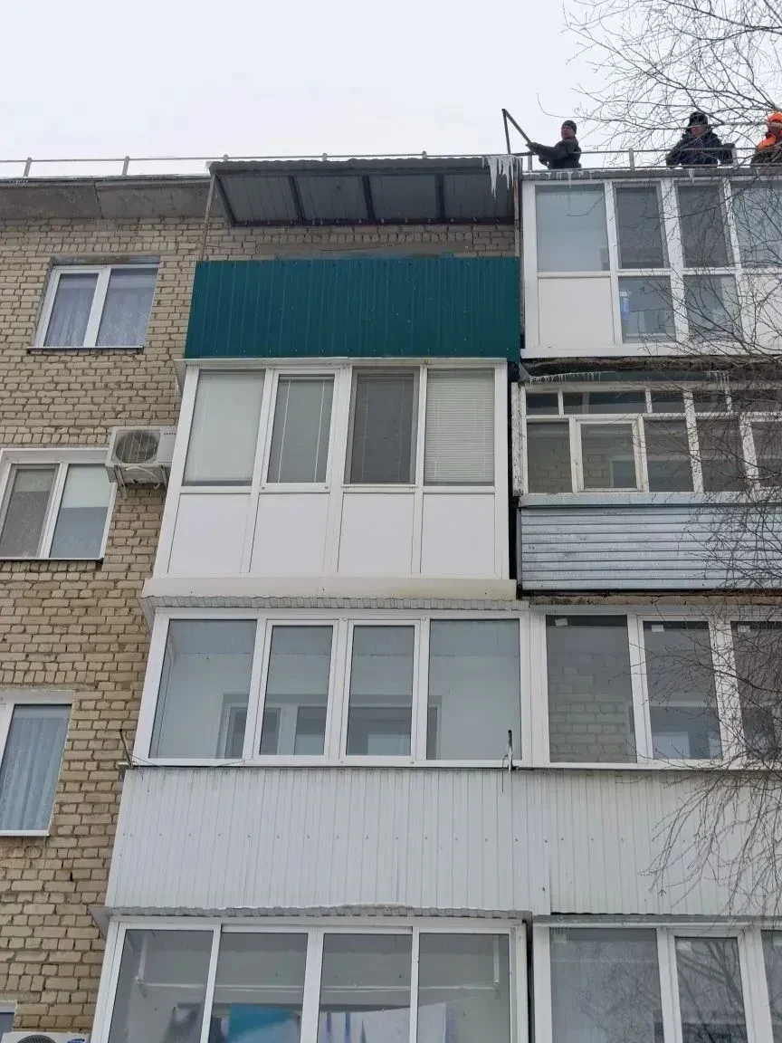 Управляющая организация ООО"Жилищник" произвела очистку крыши от наледи, д. №8 по ул.Кирова.