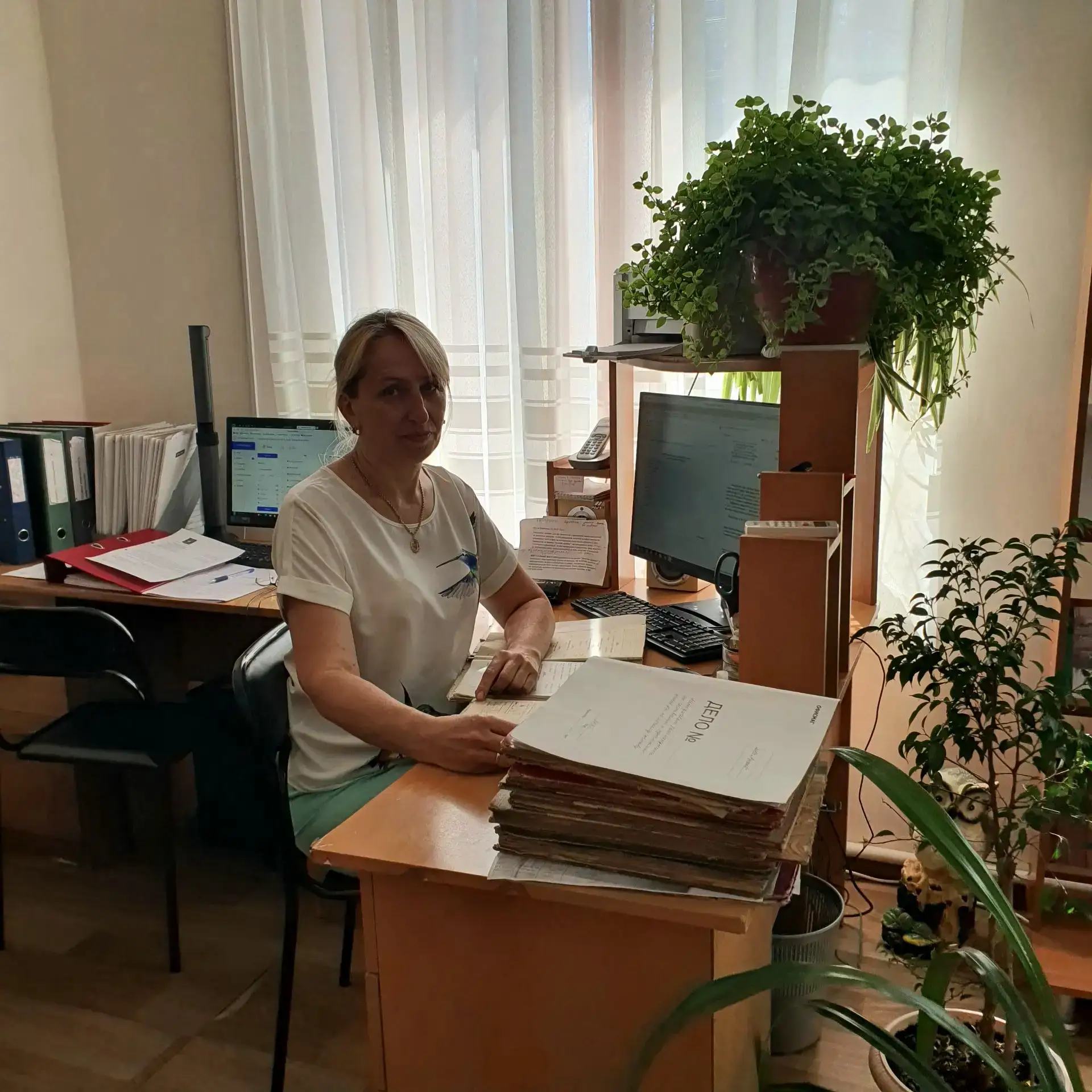 Ведущий архивист МБУ "Архив" Ольга Левченко проводит переработку фонда.
