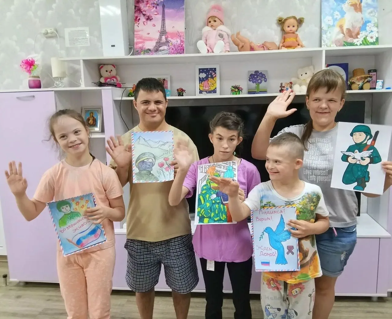 💌 Открытки от сердца: воспитанники реабилитационного центра «Росток»  поддерживают участников СВО
В