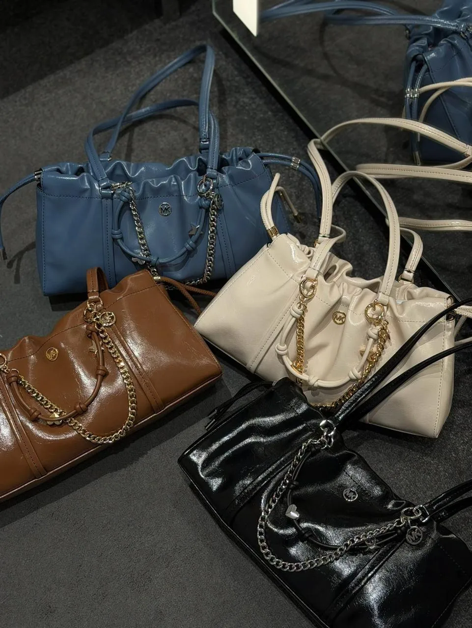 ▫️ Michael Kors  ▫️

Новые модели от Michael Kors впервые с такой огромной скидкой 🔥🤍 очень актуал
