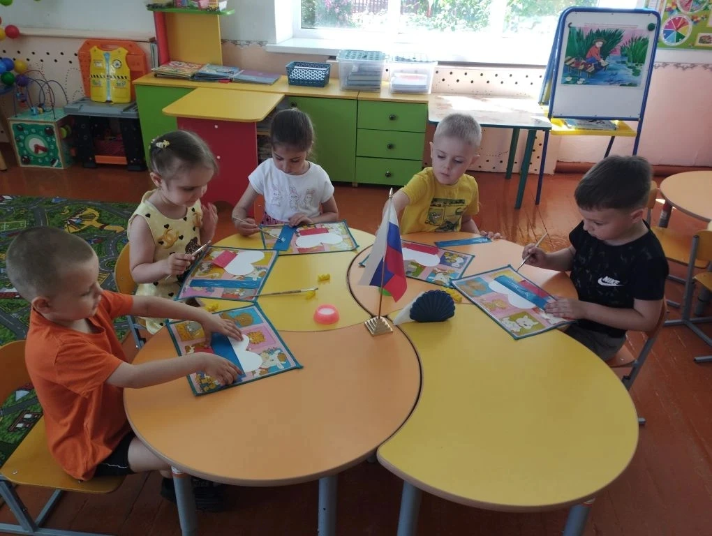 🎨 Посмотрите, какую красоту сделали ребята из средней группы! 😍
Ко Дню России наши юные художники 