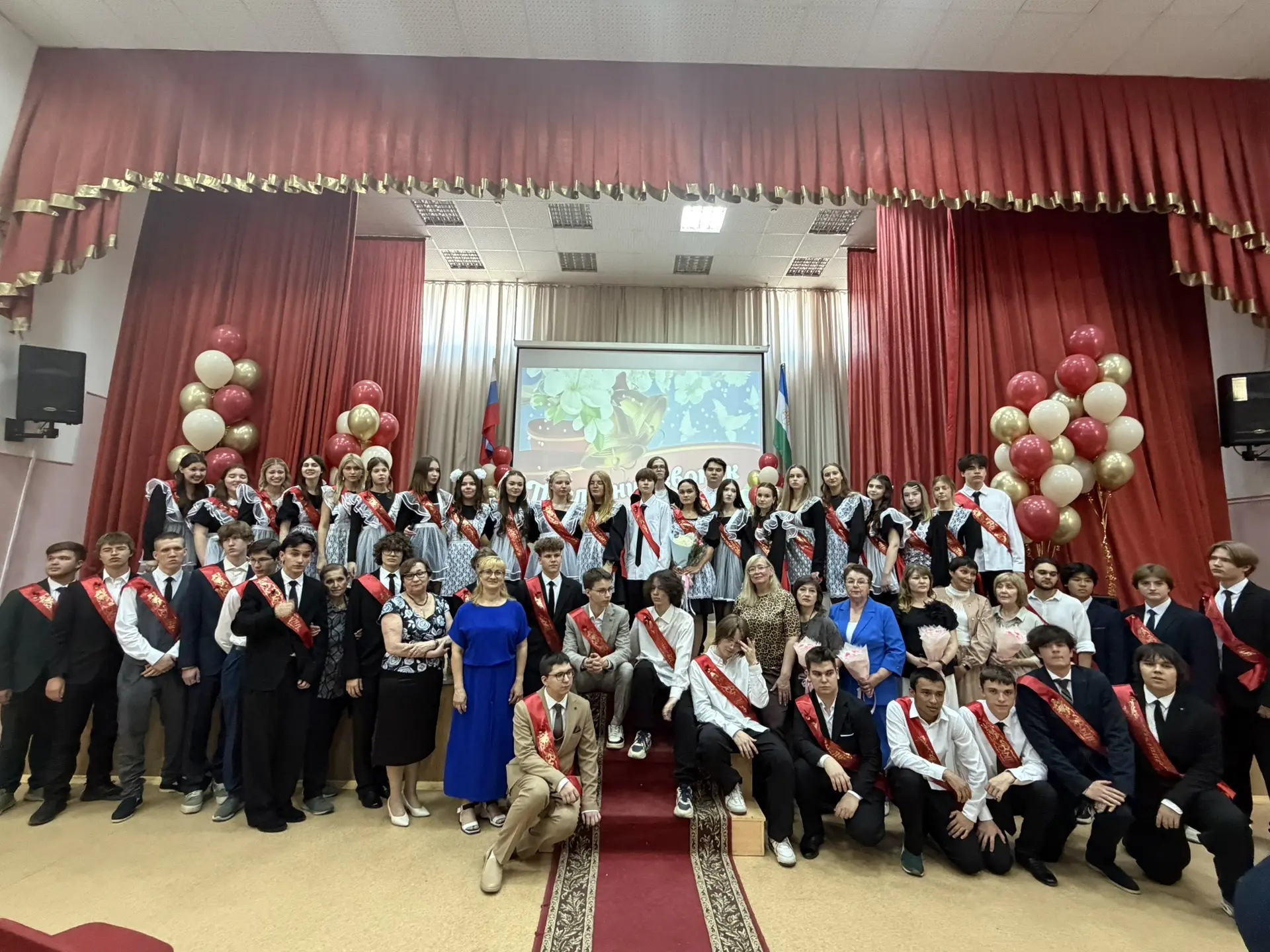 Вот и прозвенел последний звонок для 11-х классов! 🎓🕊  Сегодня в стенах нашей школы прошла трогатель