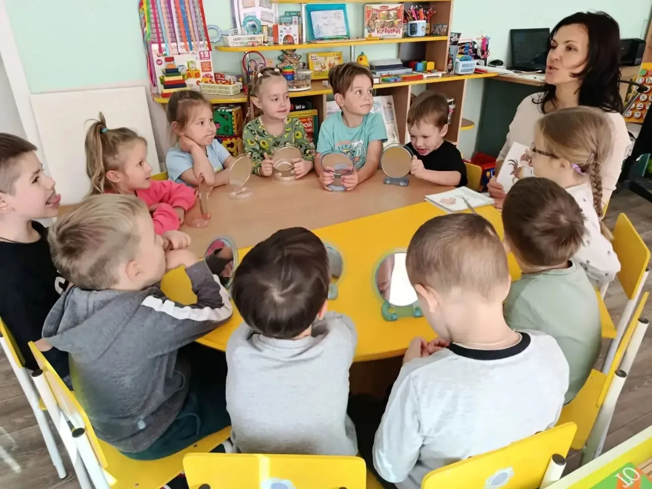 В группе «Знайки» ребята познакомились с Весёлым Язычком - он живёт в домике - ротике.