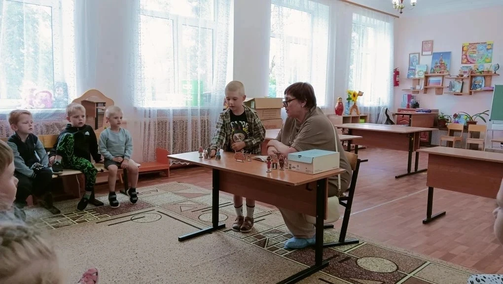 📚 Сегодня в гостях у наших ребят была Ирина Ивановна К. — заведующая филиалом №19 ЦБС г. Сызрани!

