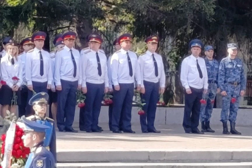 🇷🇺 В День памяти и скорби  сотрудники ГУФССП России по Челябинской области возложили цветы к Вечно