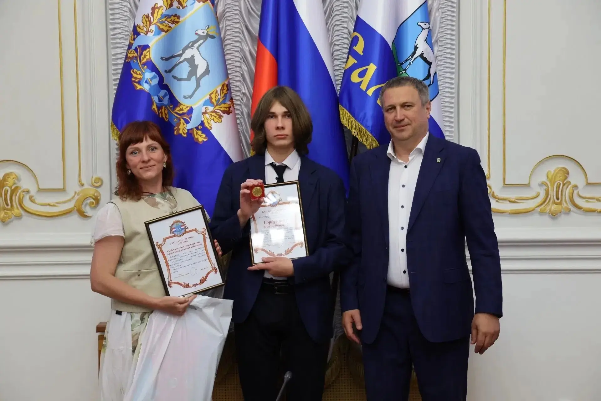 🏅Глава города Носков И.Н. вручил Золотую медаль выпускнику 11 А класса Горбушину Даниле👏