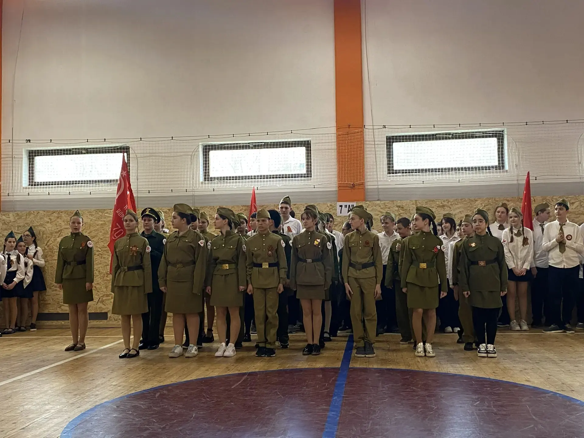 🎖️ Школьный парад Победы: как это было!  В нашей школе состоялся традиционный смотр строя и песни «Ш