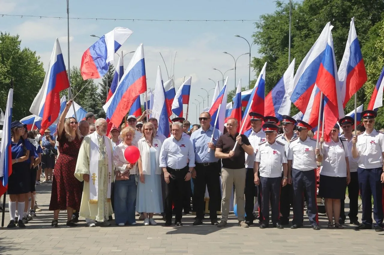 Шествие с флагами России провели в Волжском

Одной колонной прошли депутаты, казаки, активисты, педа