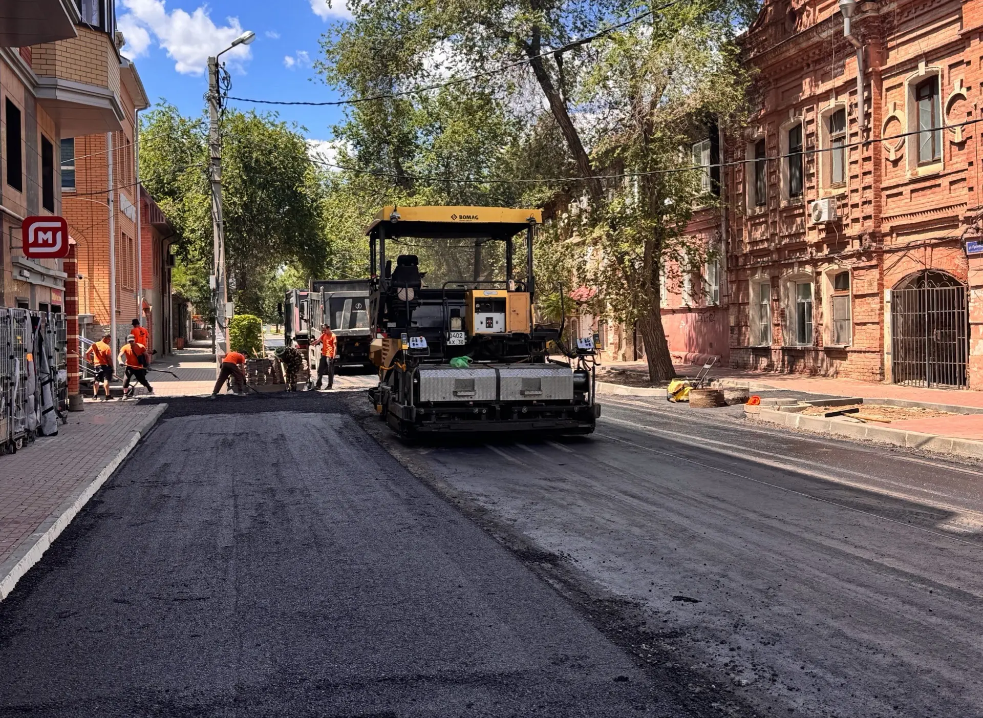 На улице Пугачёва в Астрахани укладывают финишный слой асфальта.