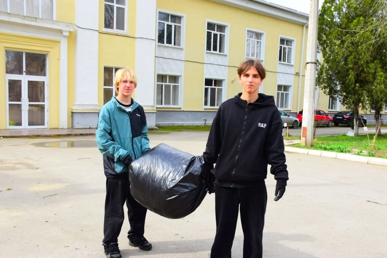 ✨2 апреля в нашем колледже состоялся субботник✨  🌷Участники дружно трудились, благоустраивая террито