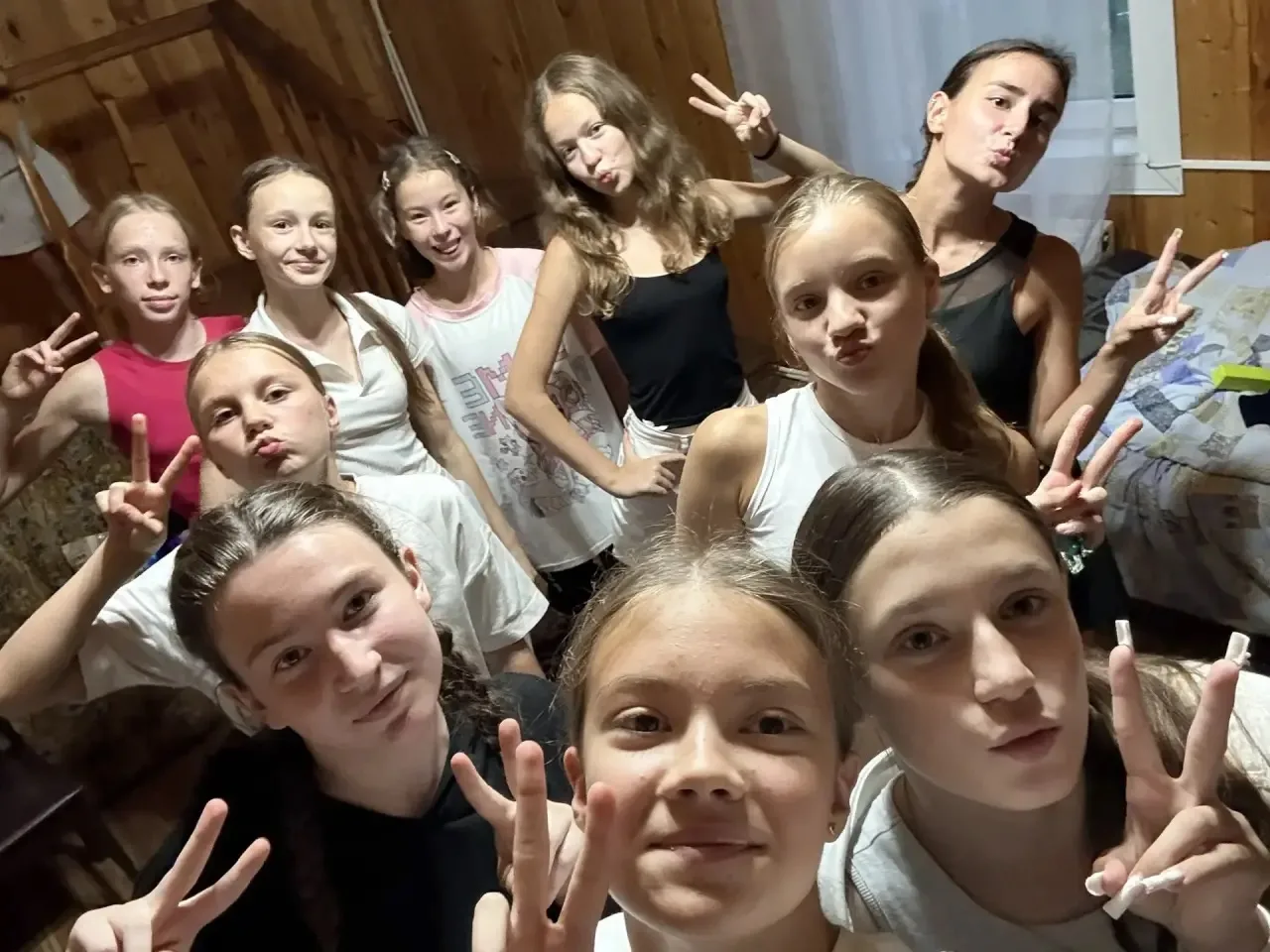 синхронистов.