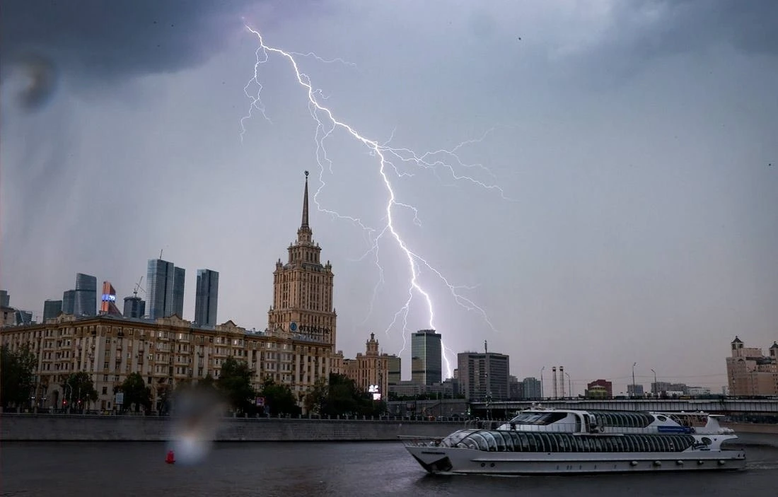 ⚠ В Москве и Подмосковье введён жёлтый уровень опасности погоды в связи с грозовыми явлениями, сообщ