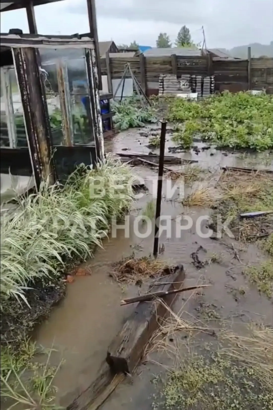 В Заозерном после ремонта дороги дождевая вода с проезжей части стекает в огород жителям