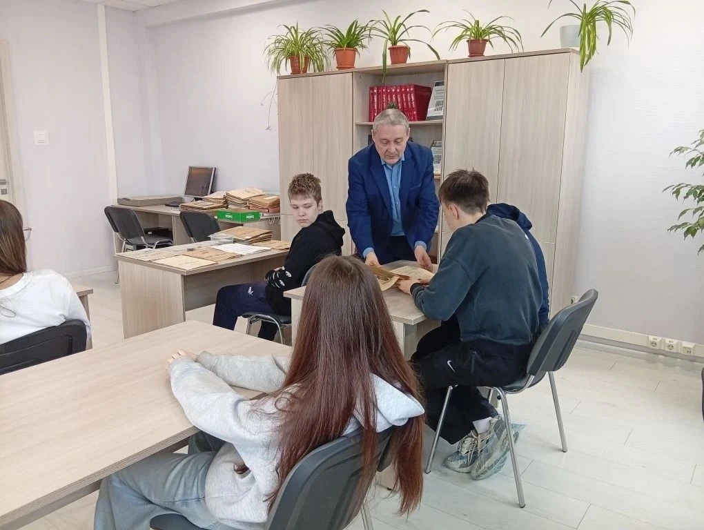 📜 Уроки ко Дню Победы: путешествие в историю 📜    13 мая ученики 8 «Б» класса посетили Государственн
