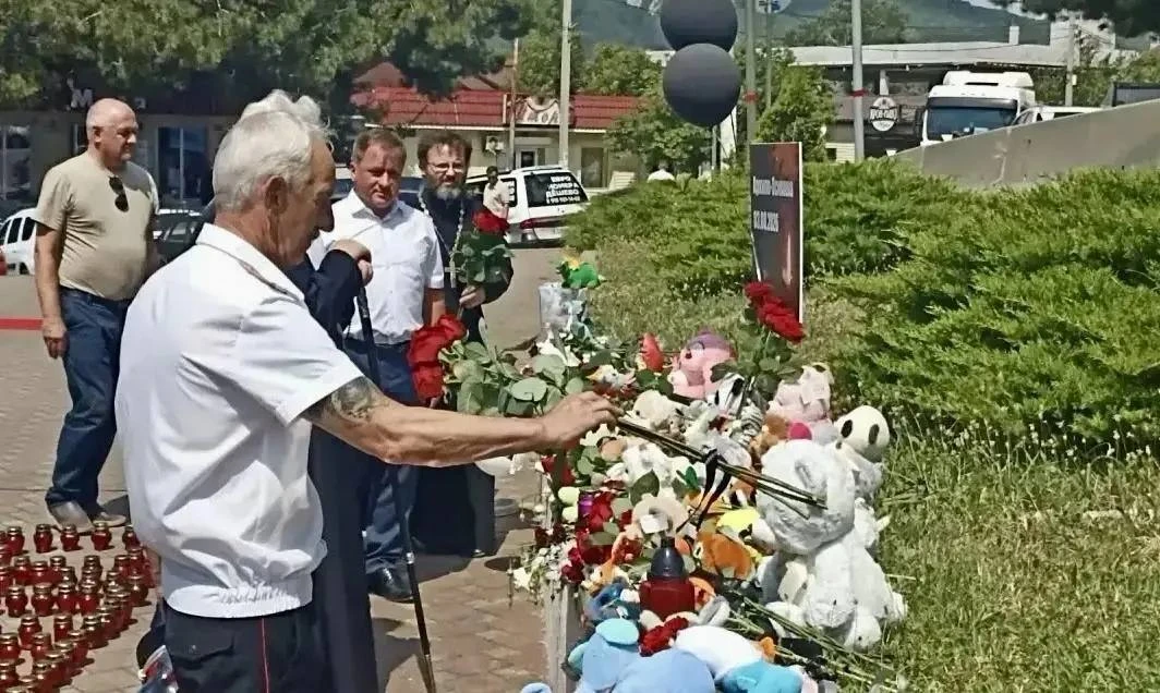 Память погибших в результате атаки ВСУ на пляж в Архипо-Осиповке почтили у стихийного мемориала.

Пр