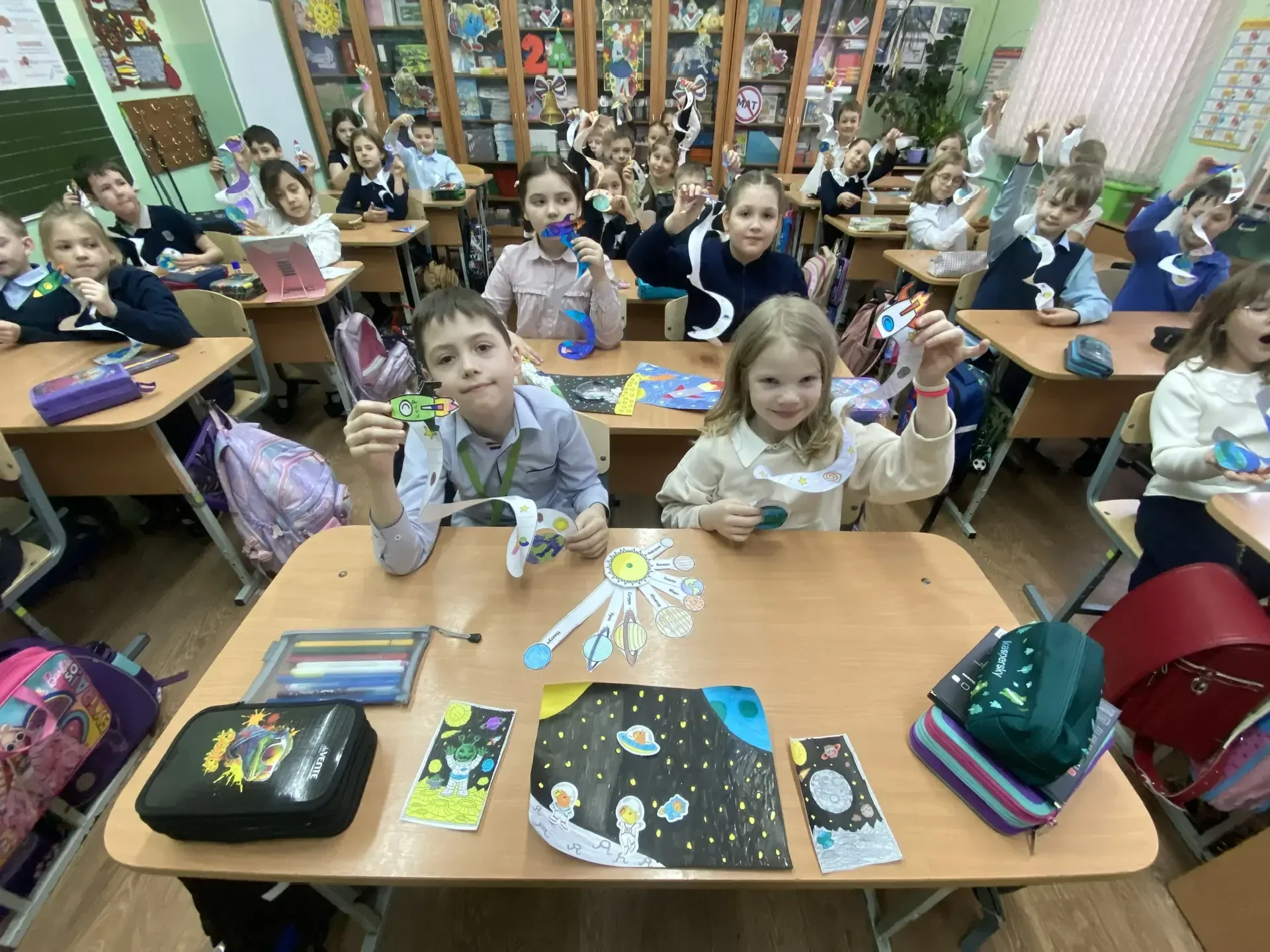🤩 В наших школьных корпусах открылись выставки, посвящённые Дню космонавтики. 🤗 Свои работы представ