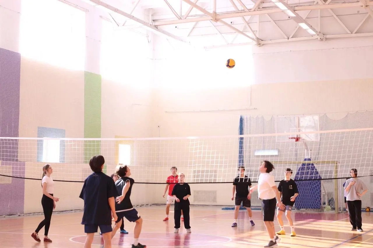 🏐 В гимназии состоялись соревнования по волейболу среди 9-х классов  Яркие игры прошли в большом спо