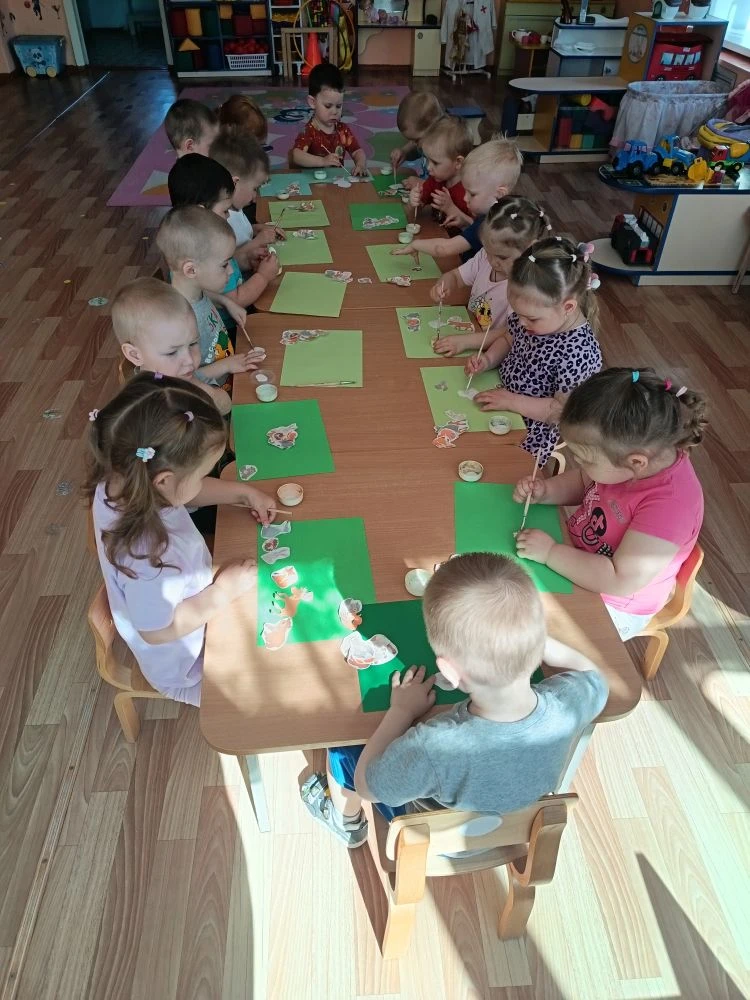 С детьми раннего возраста "Малышок"  провели занятие по аппликации на тему «Лесные живо...