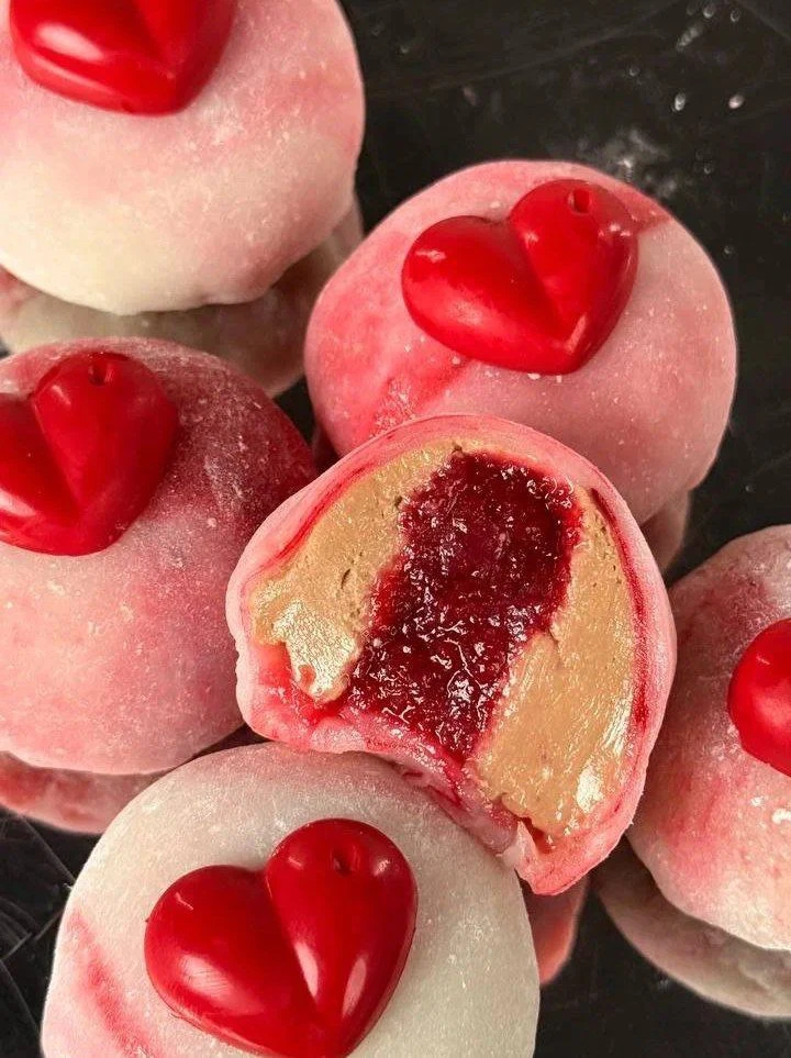 Рецепт малинового конфи ❤️

Та самая начинка, которая делает любой десерт сразу летним 🍓

Сохраняйт