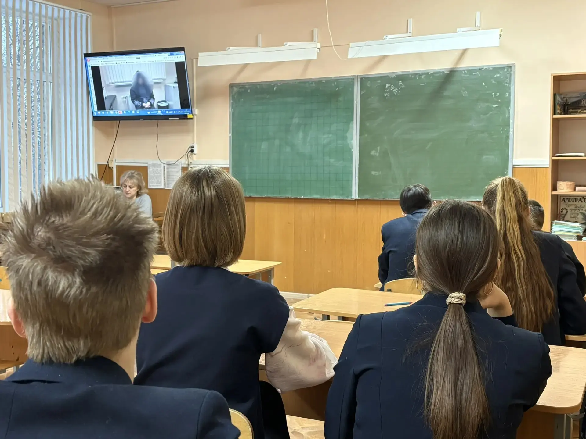 ✅2 марта новая учебная неделя в МАОУ Школе №98 им. Н.Ф.Обухова традиционно началась с выноса государ