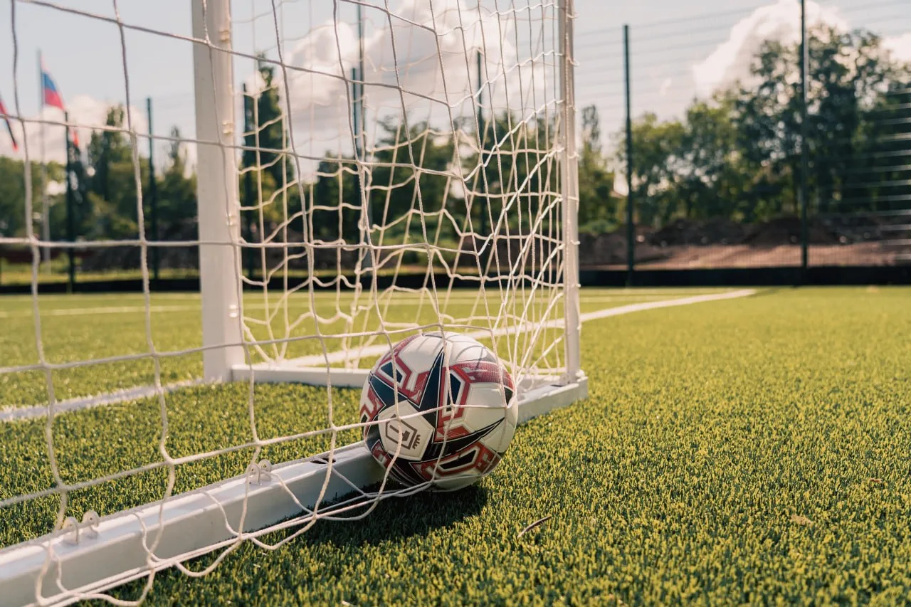 ⚽ Президентский фонд помог установить в Пролетарском районе Донецка футбольную и баскетбольно-волейб