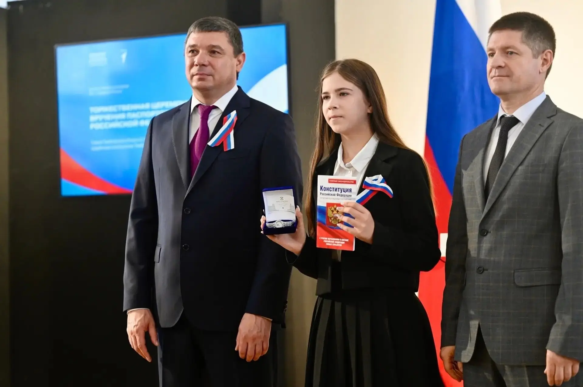 12 июня, в День России, глава Тамбовской области Евгений Первышов вручил паспорта одаренным школьник