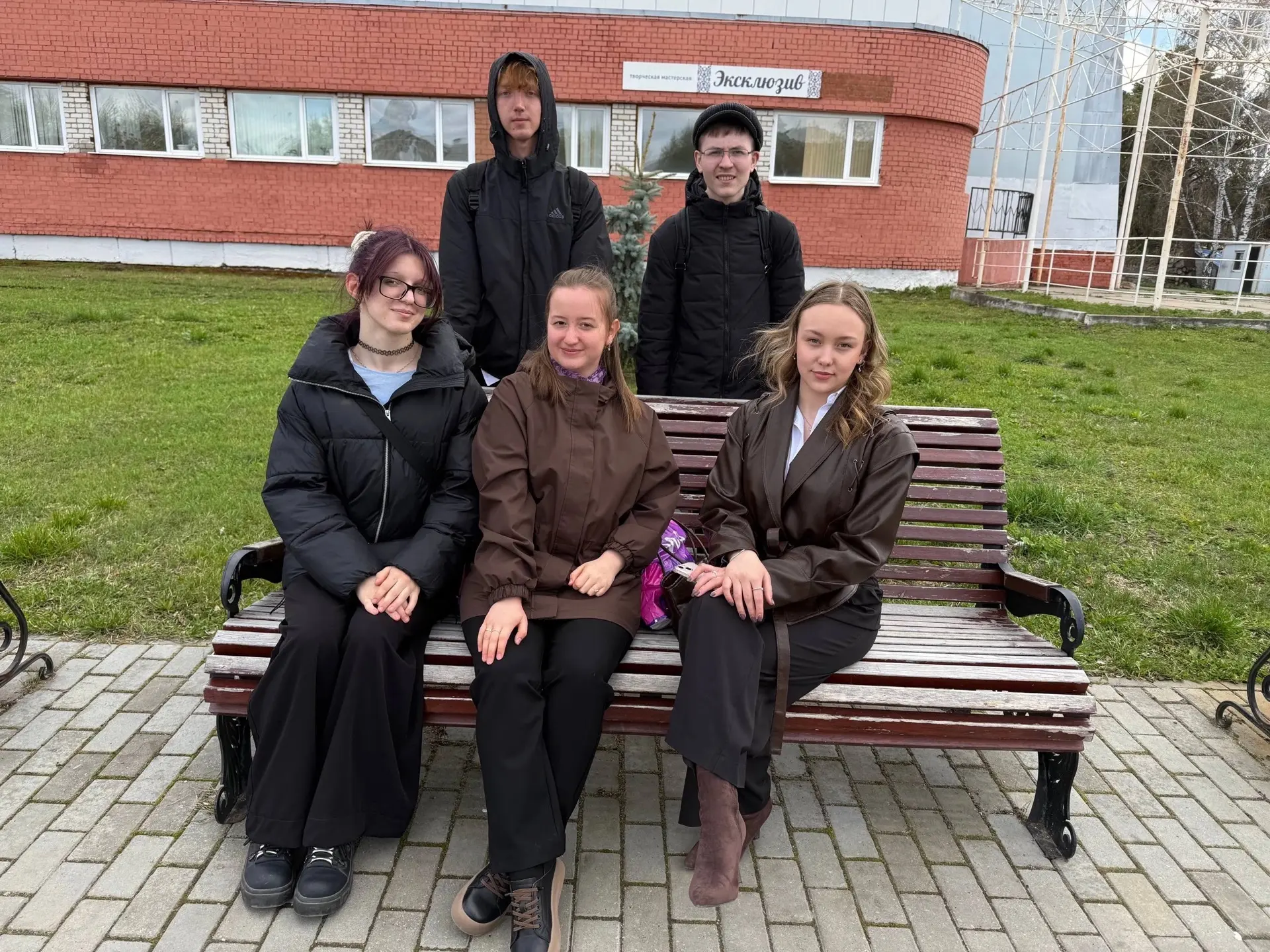 🌳✨ Перед каникулами — на прогулку! Десятиклассники в парке «Космос» ✨🚶‍♂️