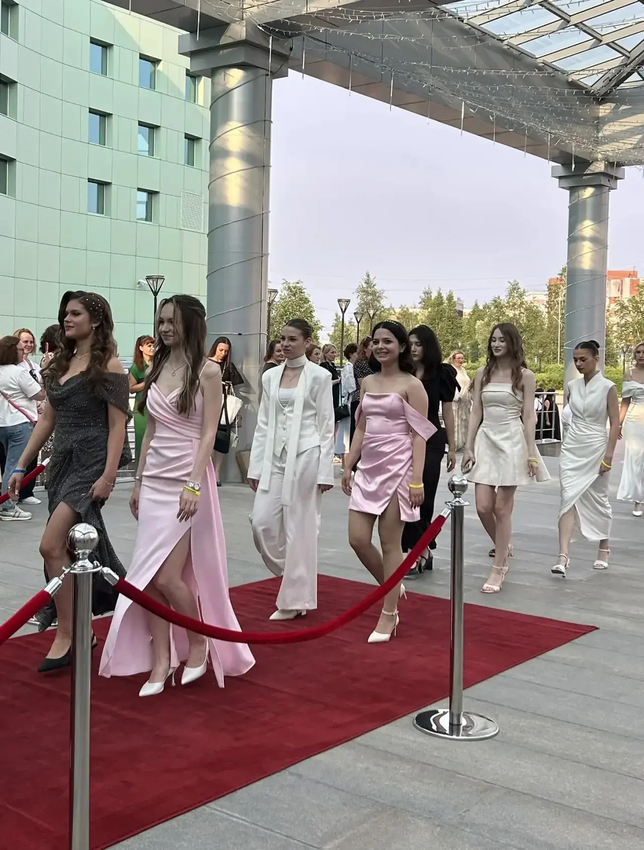Позади уроки, перемены, домашние задания, контрольные и первые по-настоящему взрослые и...