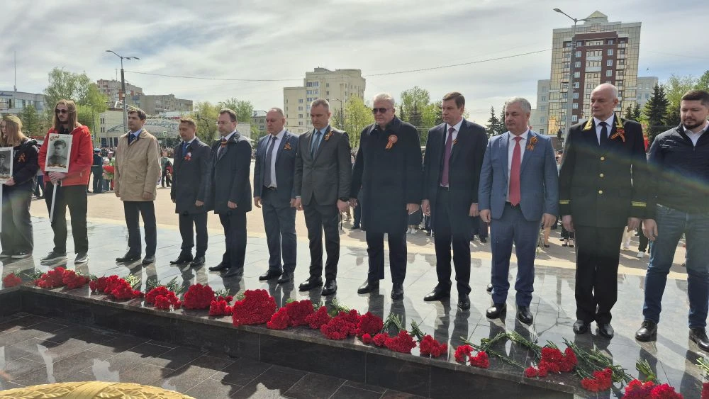 На площади Победы проходит торжественный парад, посвящённый 81-й годовщине Победы в Великой Отечеств