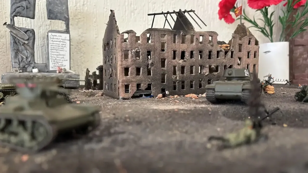 В МБОУ СОШ № 17 г. Азова открылась выставка детских работ «ПОМНИМ, ГОРДИМСЯ!», посвящённая 81-й годо