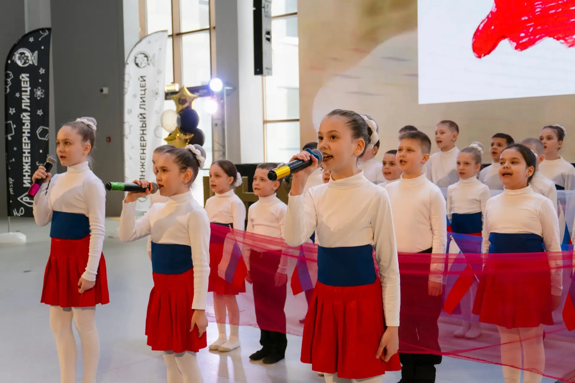 Когда поет семья... 💫  🎤 Вчера в нашем атриуме случилось что-то невероятное. Битва хоров «Во Славу Р