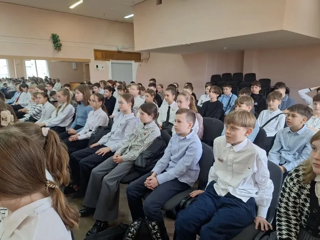 🎭 Размышляем о важном с театральной студией «Закулисье»   📱 Ученики 5-х классов посмотрели постановк