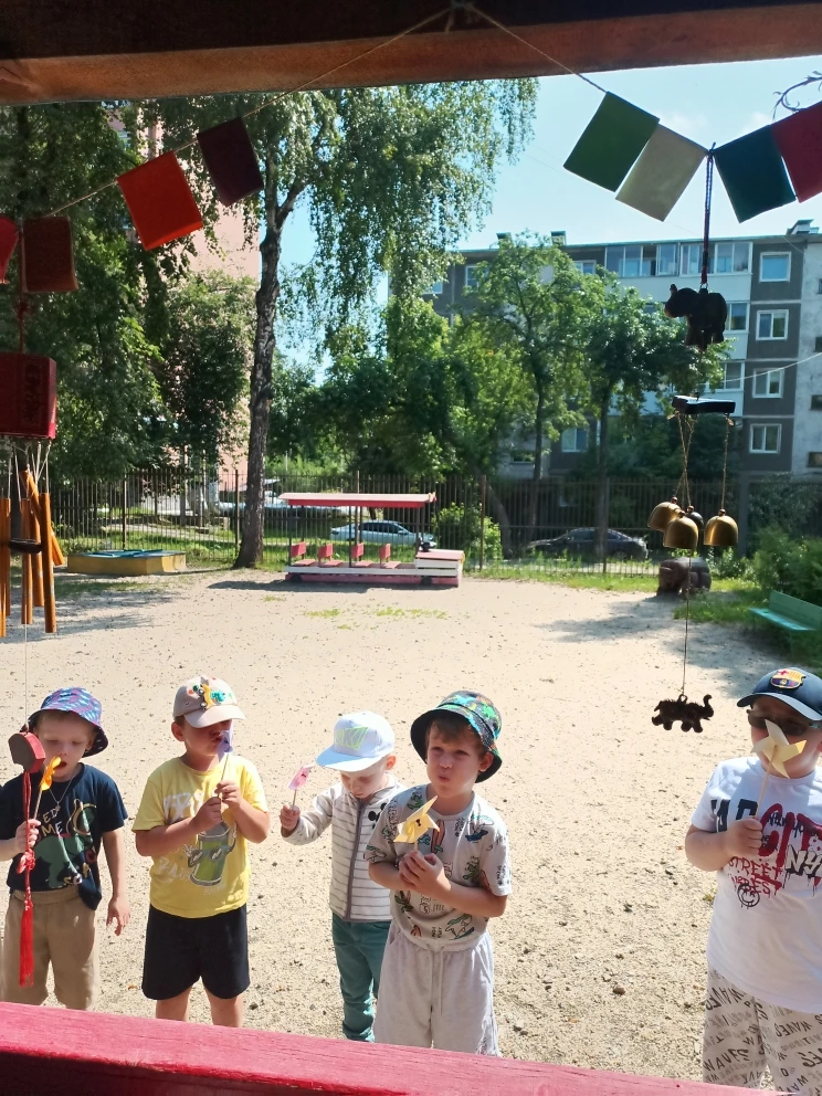 💫15 июня отмечается "День ветра".  Группа №9 познакомилась с природным явлением- ветром, его свойст