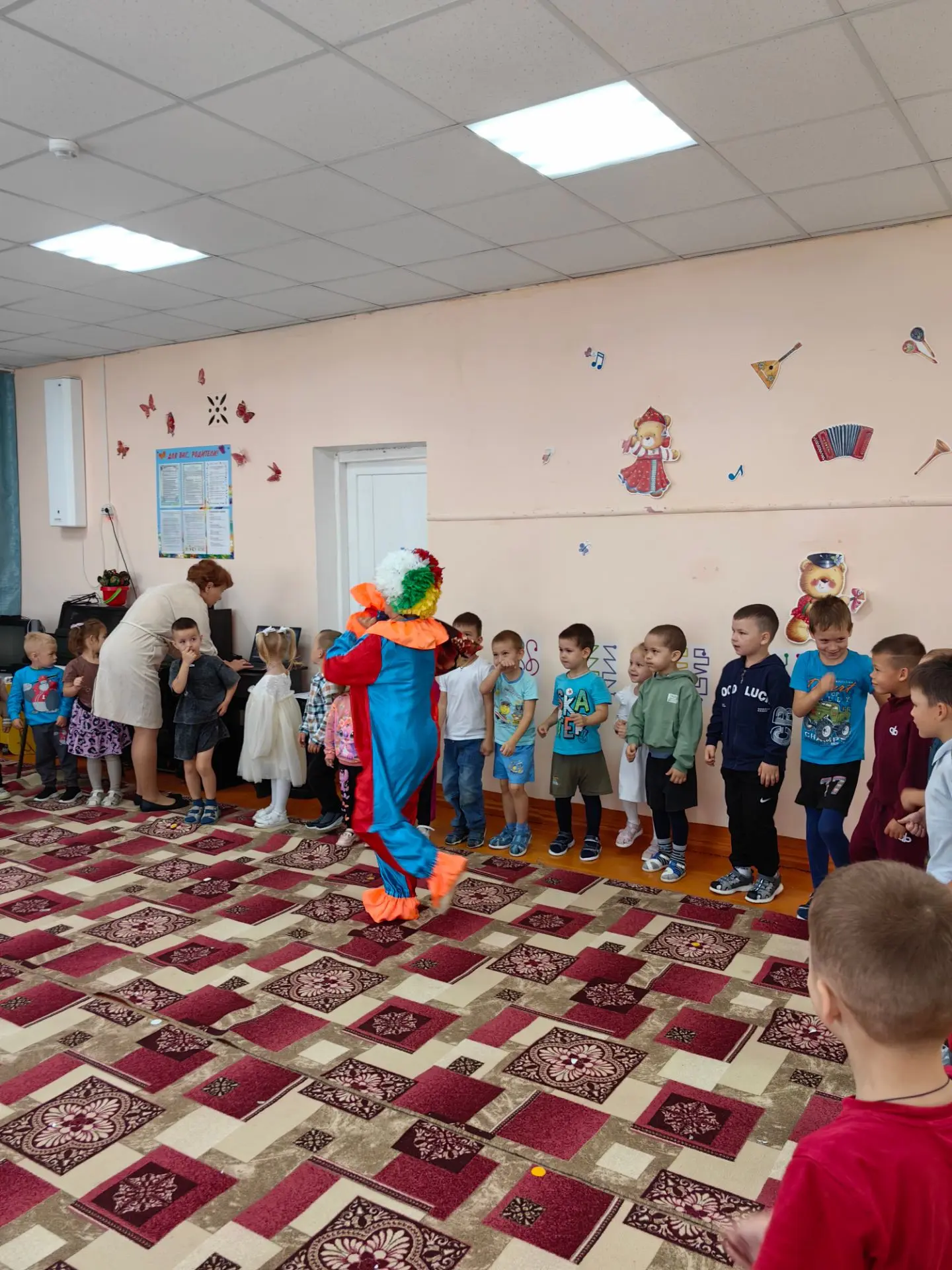 Первой остановкой стала станция «Игровая», где все дружно показали, как они умеют весел...