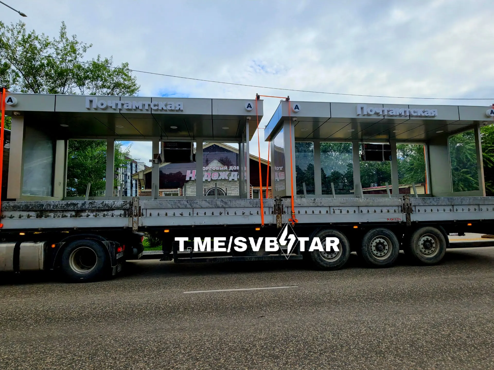 На остановочном пункте "Почтамтская" осуществляется установка новых автобусных павильонов. 🚌🚏