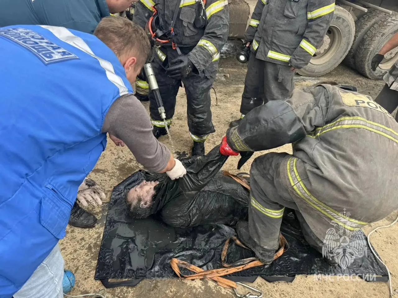 Двое рабочих отравились канализационными газами под Богородском. Один погиб.
