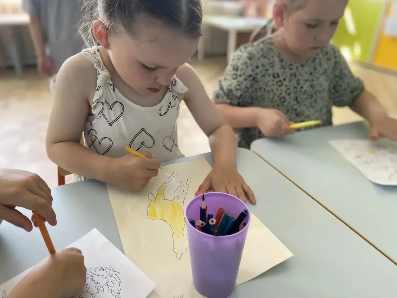 🦁🐘🦒 Волшебная прогулка: ловим тени зверей! ☀️

Сегодня на улице было настоящее волшебство! 🔎✨ Ре