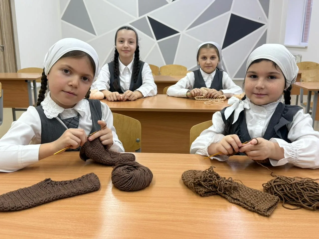 Кружок "Волшебный крючок"  Что только девочки сегодня не вязали на занятии! 😍 В ход пошли крючки, пр