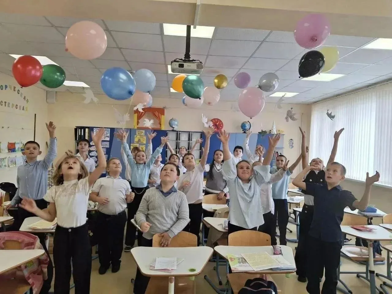 В образовательных учреждениях Мариуполя прошли праздничные мероприятия