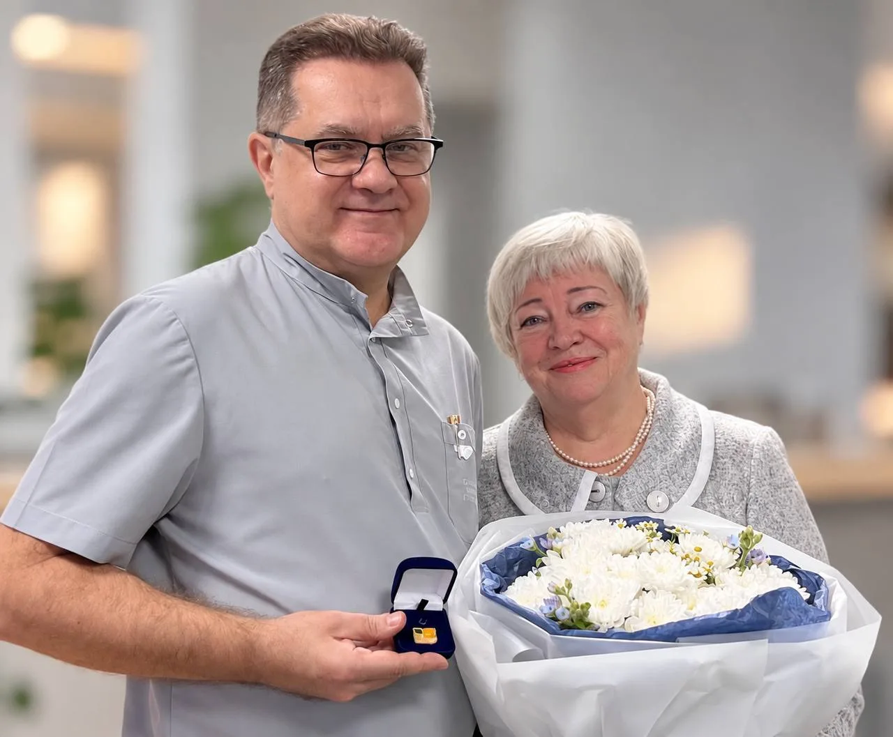 🏅 Золотой знак — за жизнь, посвящённую медицине.