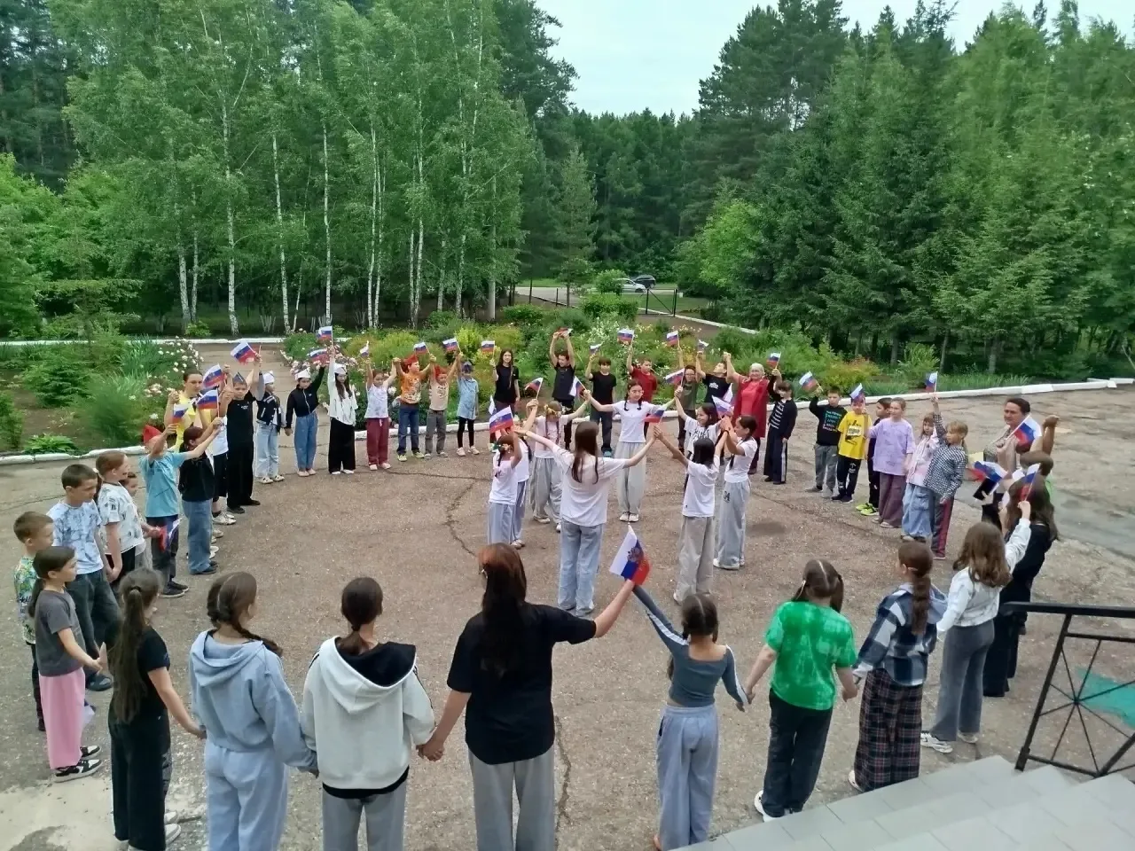 Перед Днём России мы встали в хоровод дружбы! 🤝🌟

В этот важный день мы проявили единство и сплоче