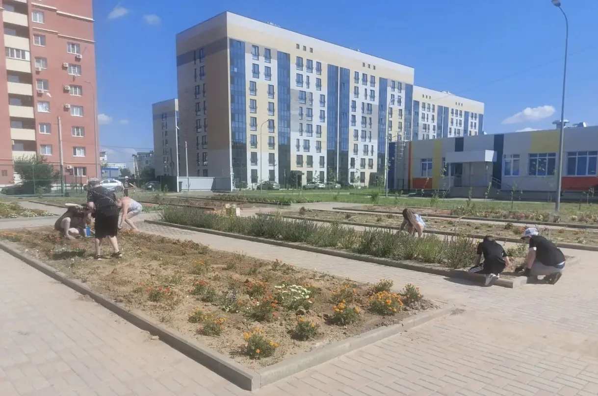 Наши ученики преображают школьный двор ☀️🌷

Лето — это не только пора каникул и отдыха, но и время 