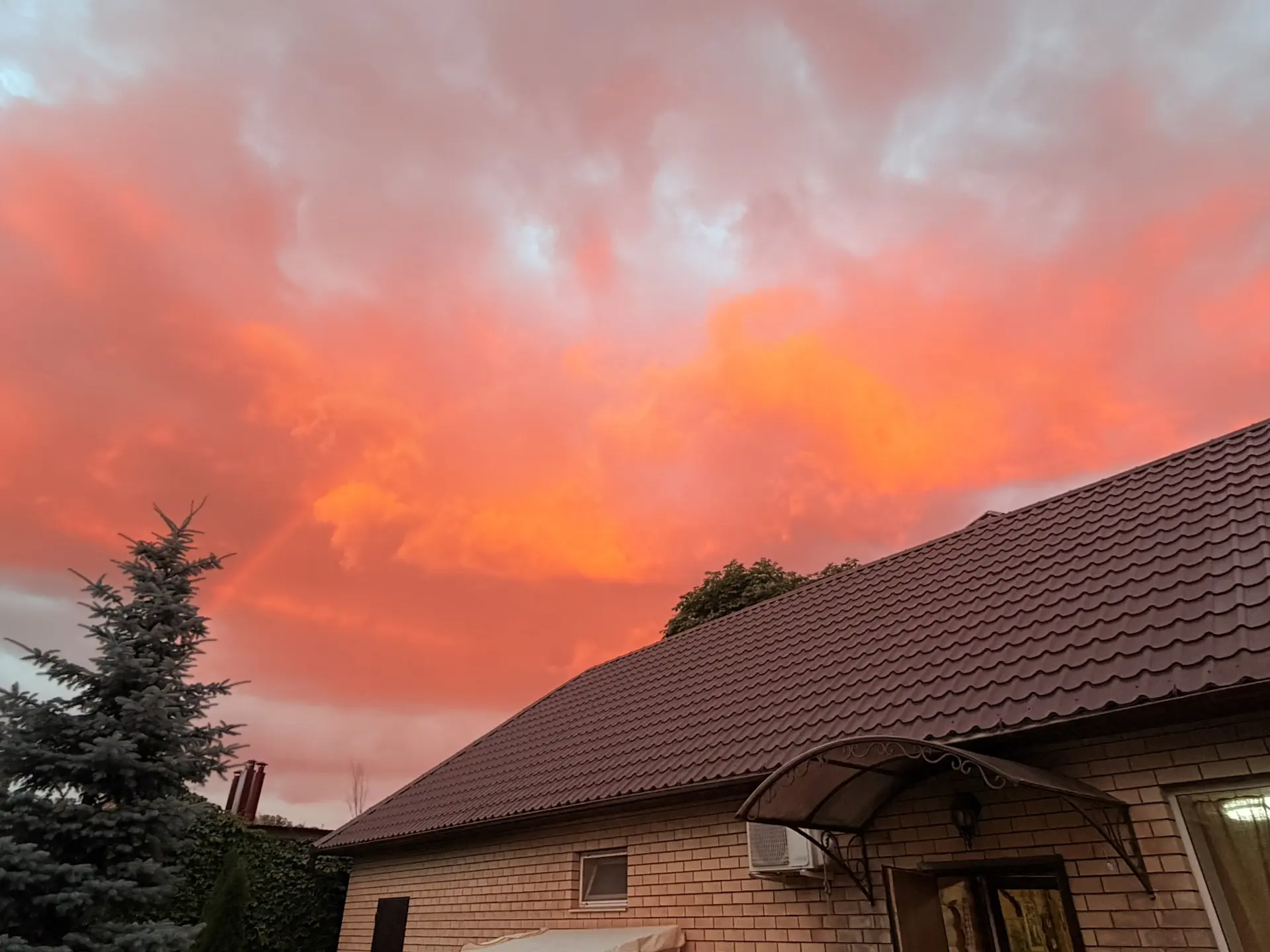☀️ Лето всё‑таки будет — и какое! ☀️🏜️🪭

Начало лета в этом году выдалось на редкость дождливым и 